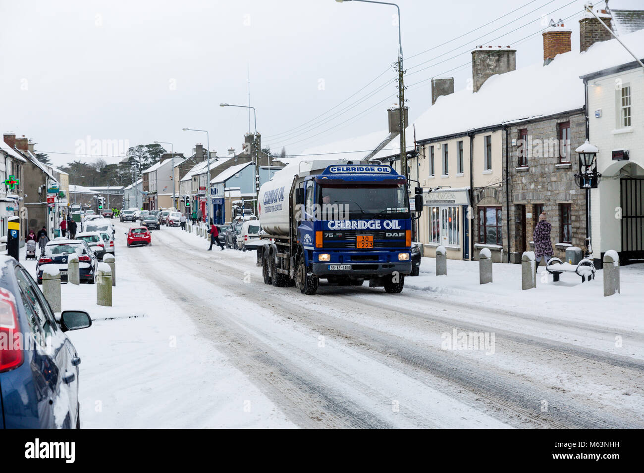 Celbridge, Kildare, Irlande. 28 févr. 2018 : l'huile à chauffage Camion de livraison sur la rue Main à Meknès. Alerte météo rouge. Le climat. Bête de l'est hits villages irlandais. La neige lourde chute de Meknès. La neige et la glace couvrant les routes autour de villages irlandais rendant les conditions de conduite difficiles. Banque D'Images