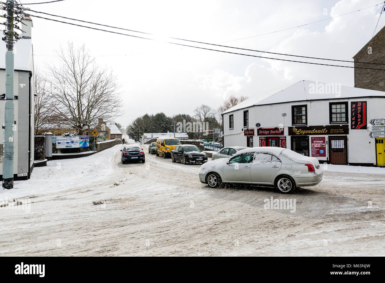 Celbridge, Kildare, Irlande. 28 févr. 2018 : conditions de conduite difficiles dans les villes irlandaises que les routes couvertes de neige restants et d'autres chutes de neige sont attendues. Le climat. Bête de l'est hits villages irlandais. La neige lourde chute de Meknès. Banque D'Images