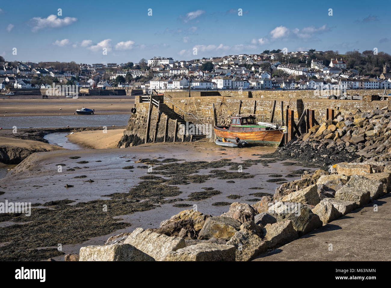 Instow, Devon, UK. 28 Février, 2018. UK - Sur un après-midi très froid sur le dernier jour de février, alors que les températures ont augmenté à peine au-dessus du point de congélation, le petit quai de Instow brille dans le soleil d'hiver. Credit : Terry Mathews/Alamy Live News Banque D'Images