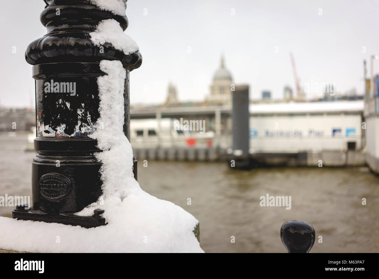 Londres, Royaume-Uni - 28 février 2018. Le poids de la neige tombe sur Londres au milieu des températures sous zéro. Les banlieusards sont confrontés à des retards de rail. Plusieurs écoles fermées partout au Royaume-Uni et les pistes enneigées retardent les vols. Crédit : Paolo / Alamy Live News. Banque D'Images