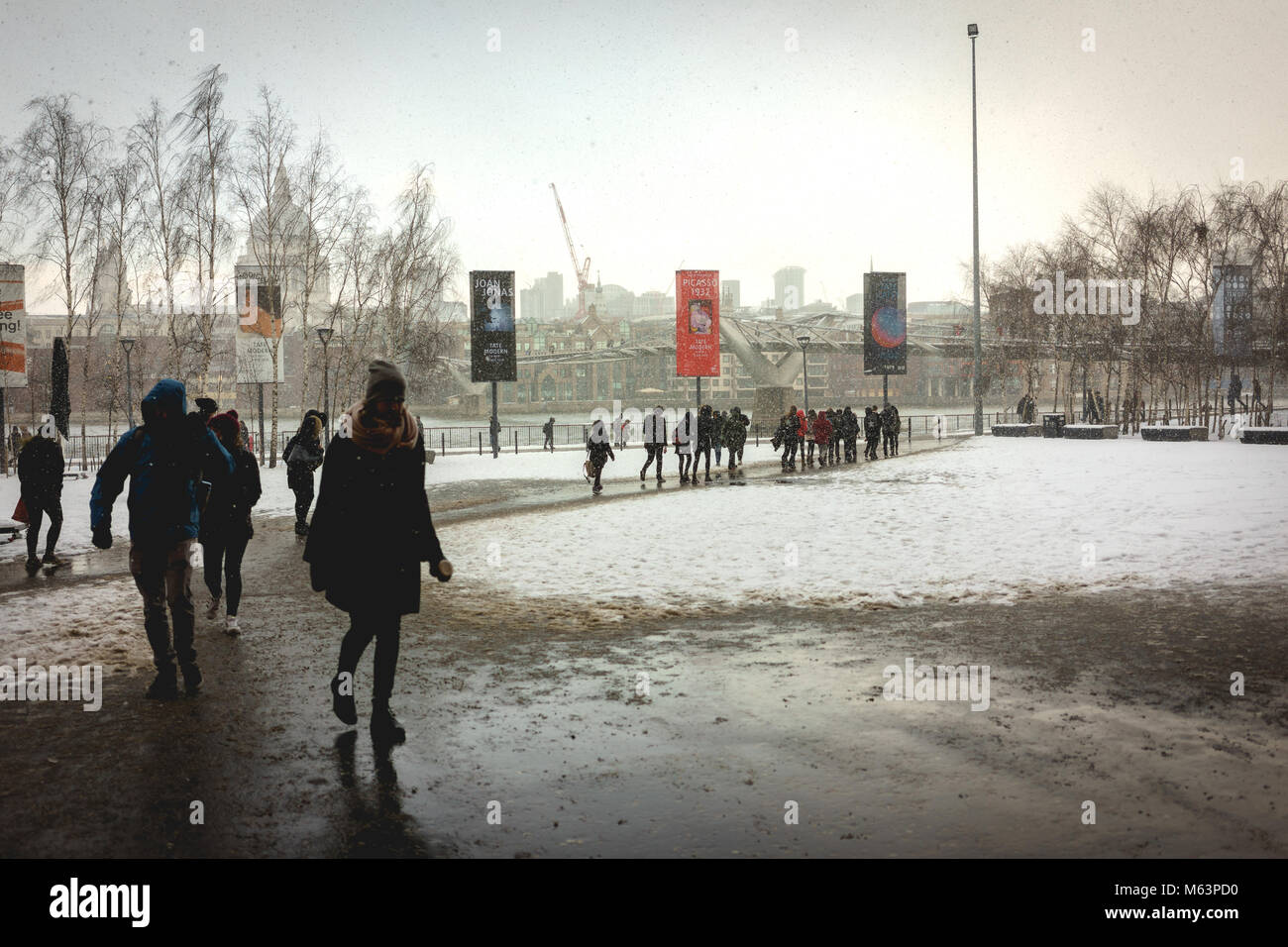 Londres, Royaume-Uni - 28 février 2018. Le poids de la neige tombe sur Londres au milieu des températures sous zéro. Les banlieusards sont confrontés à des retards de rail. Plusieurs écoles fermées partout au Royaume-Uni et les pistes enneigées retardent les vols. Crédit : Paolo / Alamy Live News. Banque D'Images