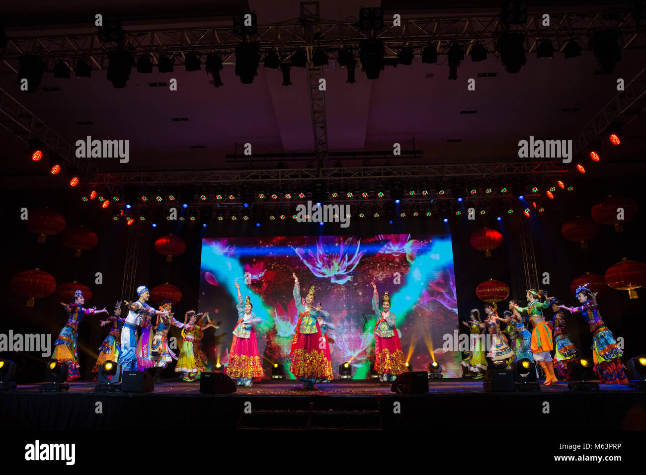 Kuching, Malaisie. 28 Février, 2018. Des artistes de l'Opéra National de Chine et la Danse Théâtre Théâtre Danse au cours de la 'culture de la Chine, la performance des Festival du printemps à Kuching, Malaisie, le 28 février 2018. Les "Cultures de Chine, le Festival du printemps' art troupe de la Chine a fait sa performance à Kuching, mercredi. Credit : Zhu Wei/Xinhua/Alamy Live News Banque D'Images