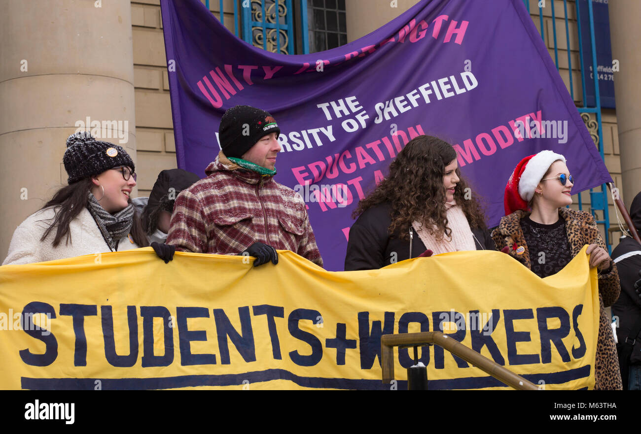 Sheffield, UK, 28 février 2018. Les étudiants de l'Université de Sheffield soutenir le personnel en grève de protestation à l'extérieur de l'Hôtel de Ville. Crédit : Richard Bradford/Alamy Live News Banque D'Images