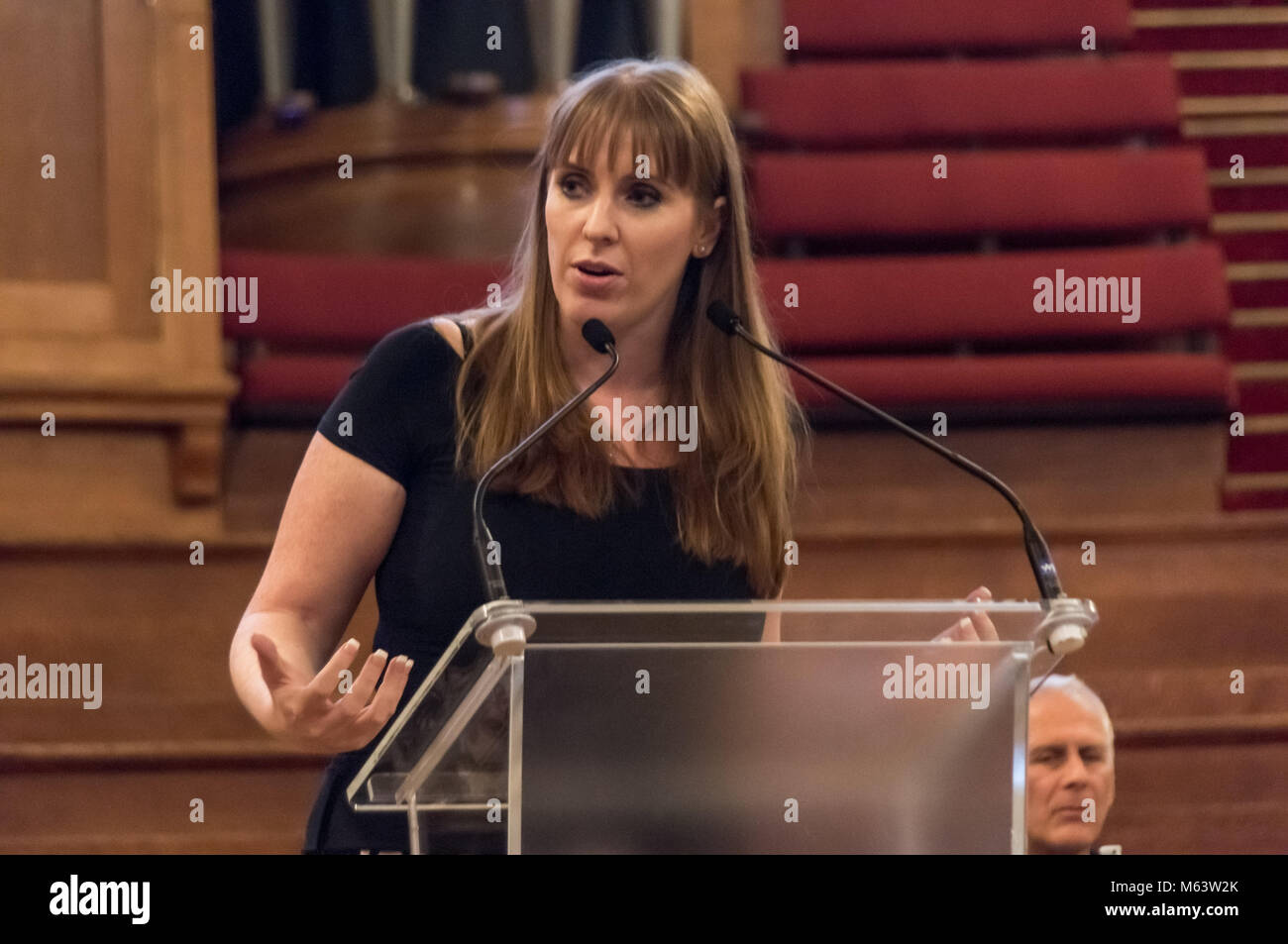 Londres, Royaume-Uni. 28 février 2018. Shadow Secrétaire d'Etat à l'éducation Angela Rayner MP prend la parole à l'UCU Central Hall rassemblement à la fin de la marche sur le cinquième jour de leur grève pour obtenir les universités pour parler avec eux au sujet des pensions et de payer.Les frais de scolarité ont augmenté de façon spectaculaire, mais le salaire des enseignants de l'université a stagné, avec une quantité croissante de l'enseignement effectué par ceux sur le travail à temps partiel ou contrats d'0 heure. Crédit : Peter Marshall/Alamy Live News Banque D'Images