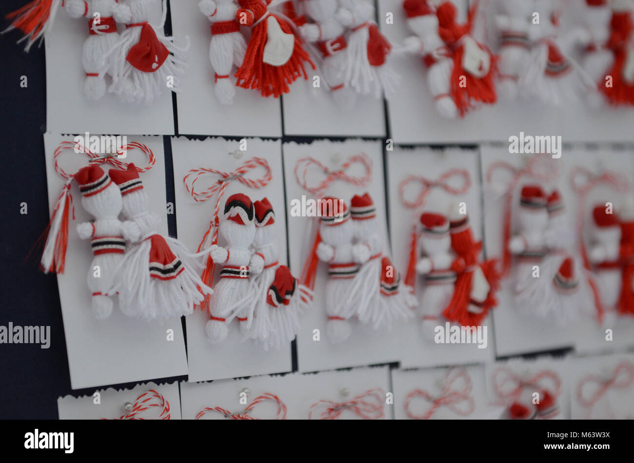 Bucarest, Roumanie. 28 Février, 2018. Amulettes traditionnelles de printemps, appelé 'martisor'(en roumain) vendu par des artistes dans un marché temporaire au Musée National Paysan. Credit : Alberto Grosescu/Alamy Live News Banque D'Images