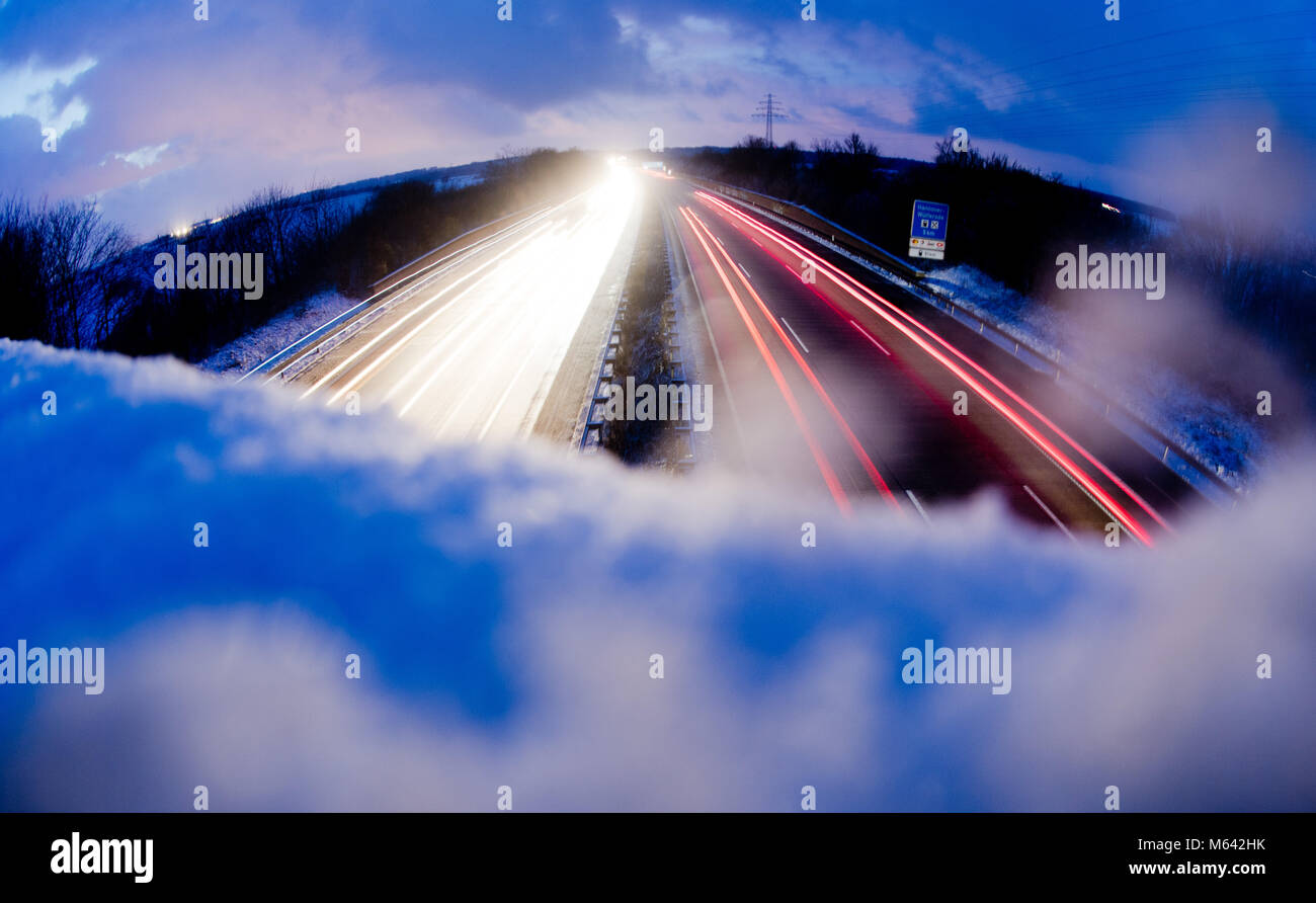 Laatzen, Allemagne. Feb 27, 2018. Une longue exposition shot montrant des traces laissées par les voitures conduire sur l'autoroute A7 dans la région de Laatzen, Allemagne, 27 février 2018. Credit : Julian Stratenschulte/dpa/Alamy Live News Banque D'Images