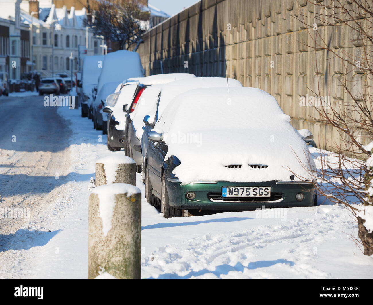 Sheerness, Kent, UK. 28 Février, 2018. Météo France : des voitures en stationnement couvert de neige sur un matin ensoleillé mais très froid à Sheerness après les fortes chutes de neige pendant la nuit. Credit : James Bell/Alamy Live News Banque D'Images