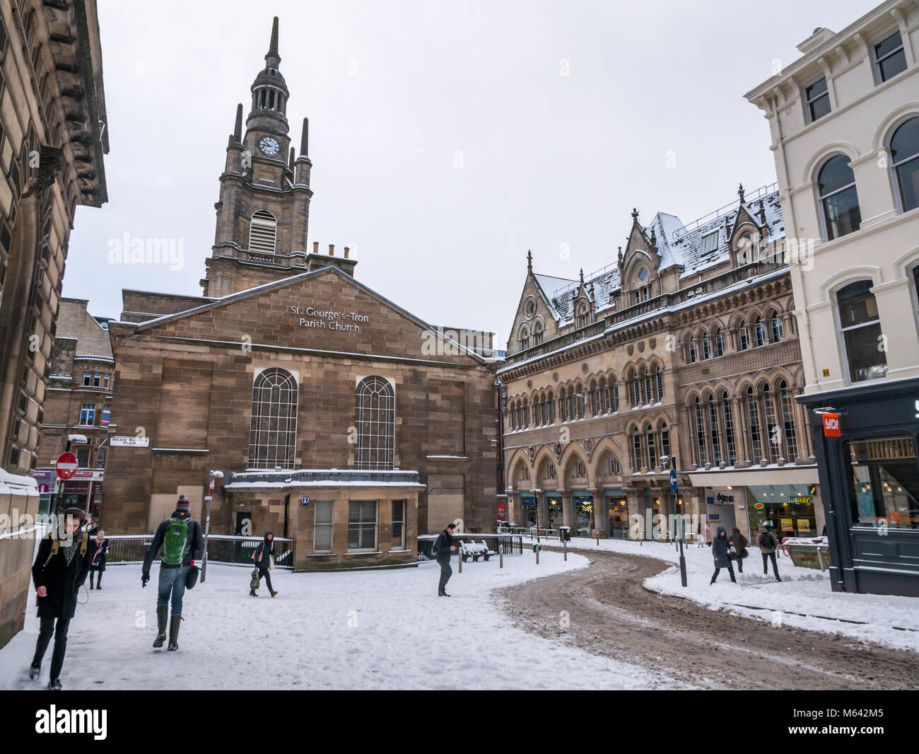 Glasgow, Ecosse, Royaume-Uni, le 28 février 2018. Météo France : Les fortes chutes de neige à partir de la soi-disant 'bête de l'Arctique de l'Est' à l'heure de pointe du matin dans le centre-ville. La rue plus calme que d'habitude, avec les gens au travail à pied et pas de voitures sur la rue. Seuls les piétons en place Nelson Mandela Banque D'Images