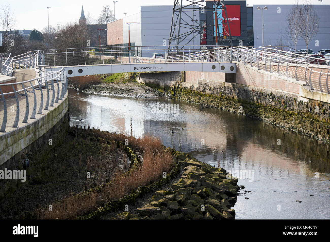 Pont sur la rivière de ropeworks connswater greenway est le réaménagement de l'Irlande du Nord Belfast, Royaume-Uni Banque D'Images