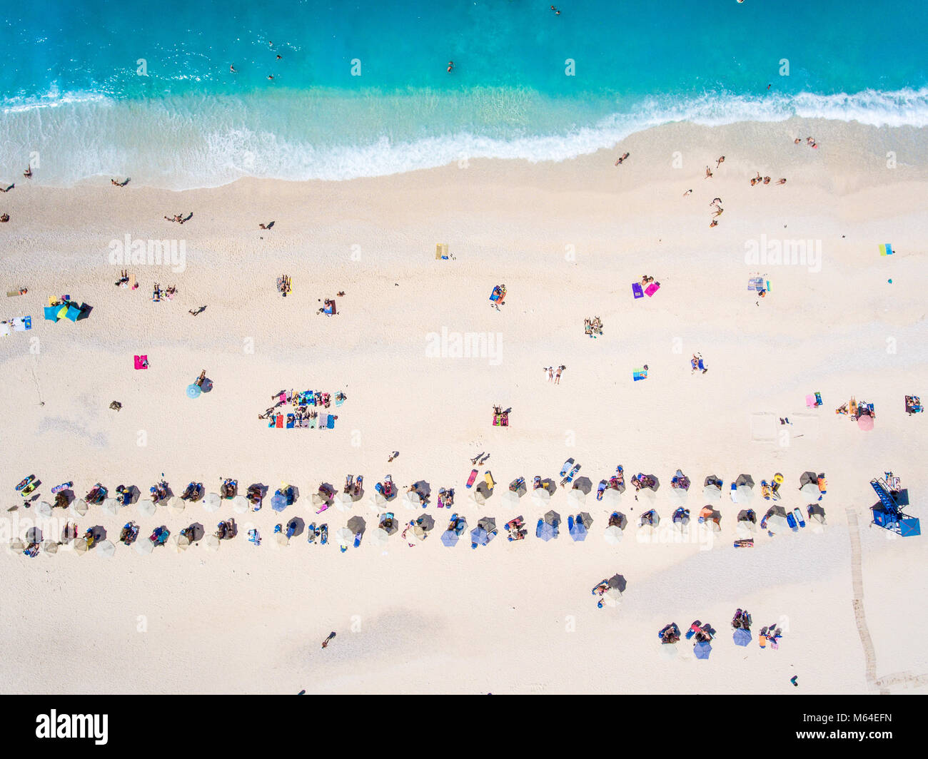 Les gens se baignant dans le soleil, nager et jouer à des jeux sur la plage. Les touristes sur la plage de sable sur l'île de Céphalonie, Grèce Banque D'Images