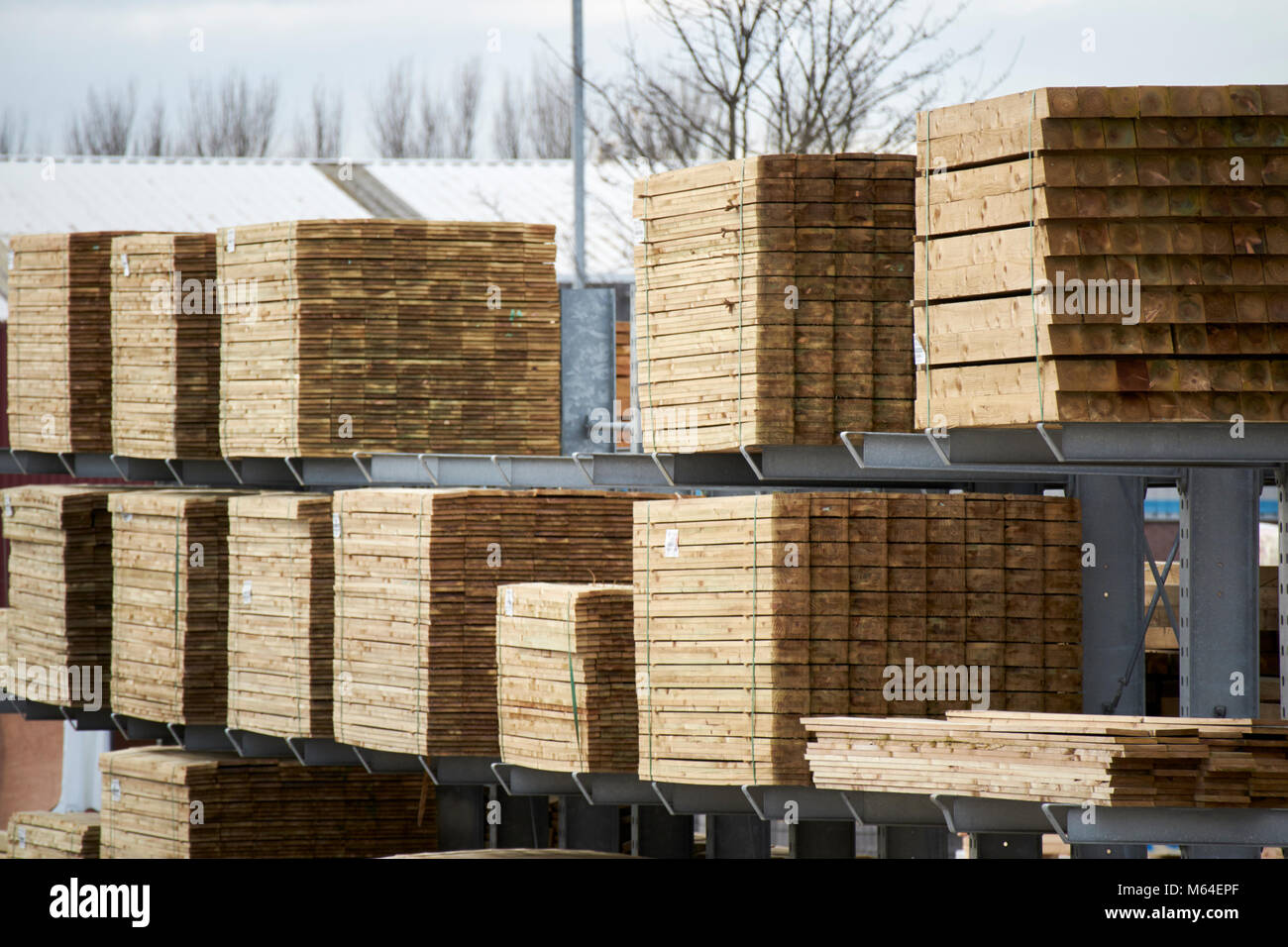Sciages de bois en vrac à un tas de matériaux de construction builders Merchant en Grande-Bretagne Banque D'Images