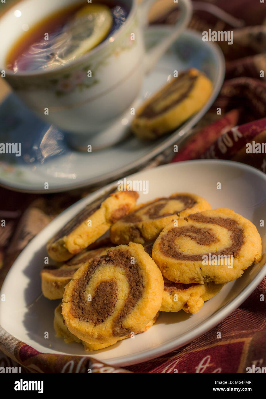 Tasse de thé avec des biscuits au beurre chocolat et vanille Banque D'Images