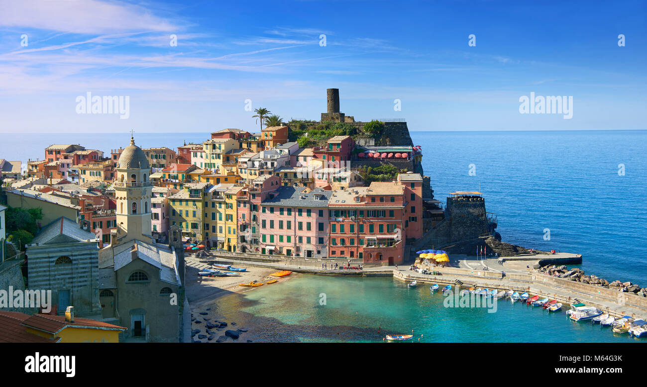 Le port de pêche de port de Vernazza au lever du soleil, Parc National des Cinque Terre, Côte ligure, Italie. Site du patrimoine mondial de l'UNESCO Banque D'Images