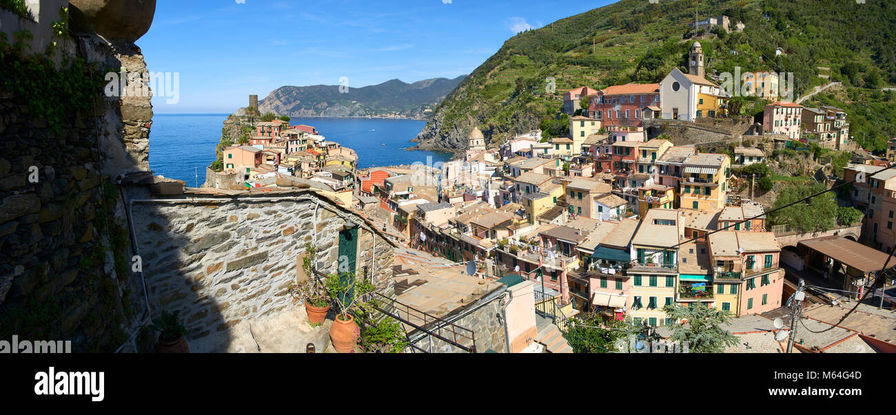 Village de pêcheurs de Vernazza au lever du soleil, Parc National des Cinque Terre, Côte ligure, Italie. Site du patrimoine mondial de l'UNESCO Banque D'Images