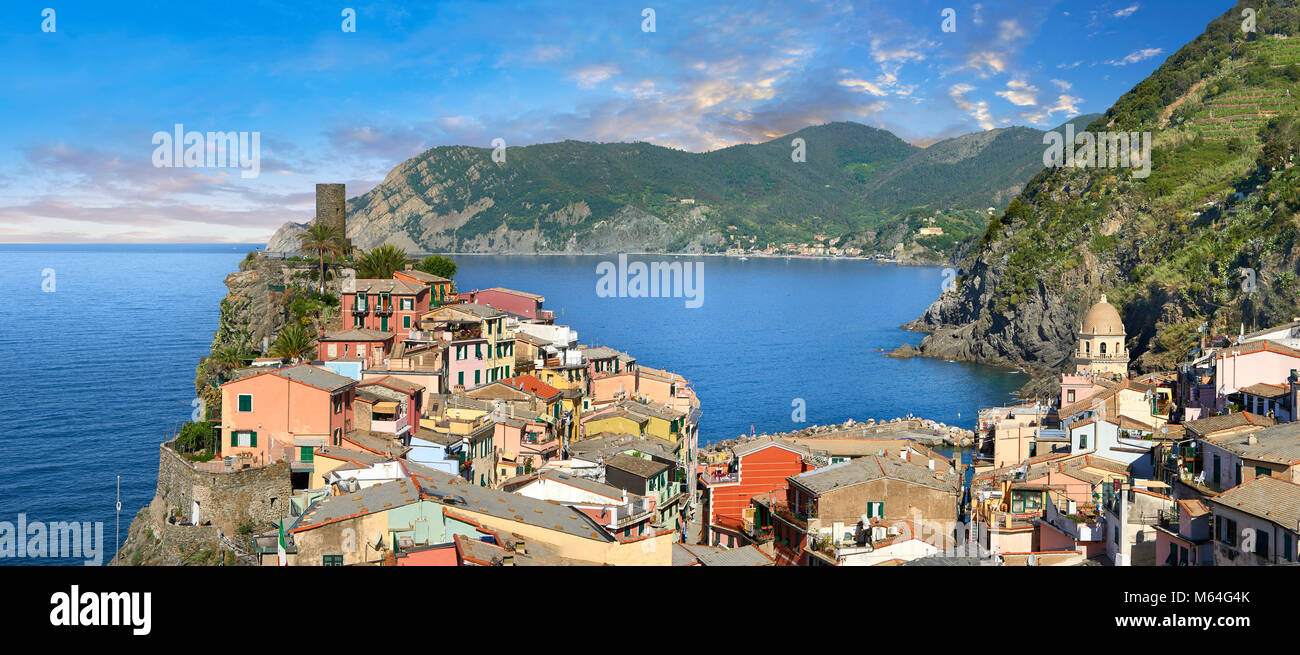 Village de pêcheurs de Vernazza au lever du soleil, Parc National des Cinque Terre, Côte ligure, Italie. Site du patrimoine mondial de l'UNESCO Banque D'Images