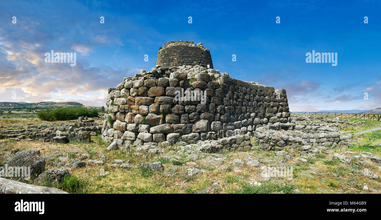 Photo et image des murs extérieurs de l'magalith ruines préhistoriques de Santu Antine Nuraghe tower et village nouragique site archéologique, Bronz Banque D'Images