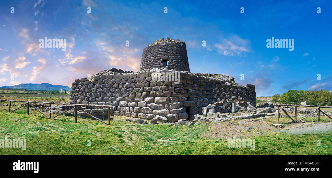 Photo et image des murs extérieurs de l'magalith ruines préhistoriques de Santu Antine Nuraghe tower et village nouragique site archéologique, Bronz Banque D'Images