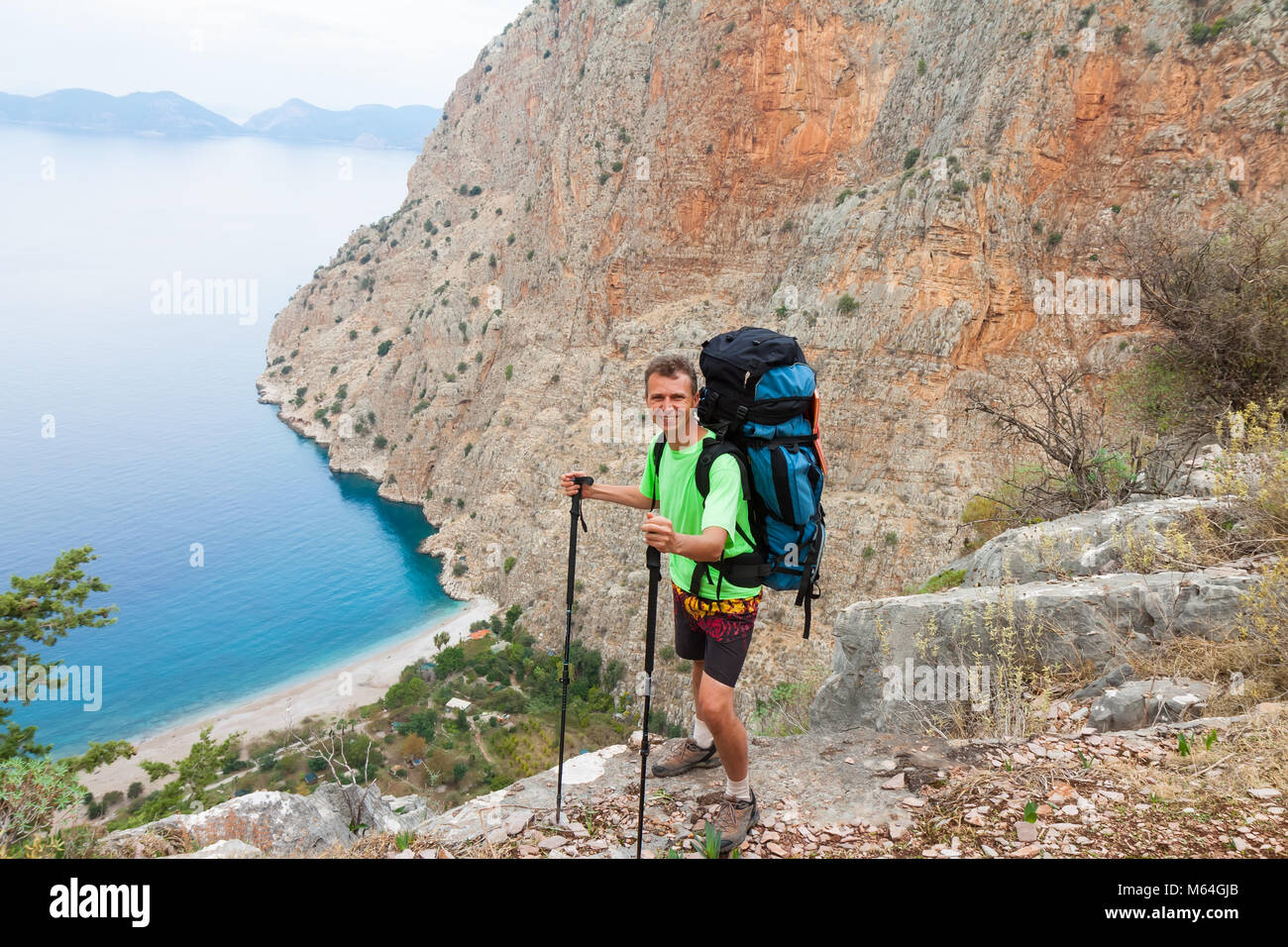 Sportsman sur le sommet de roche dans les montagnes. Le sport et la vie active concept Banque D'Images