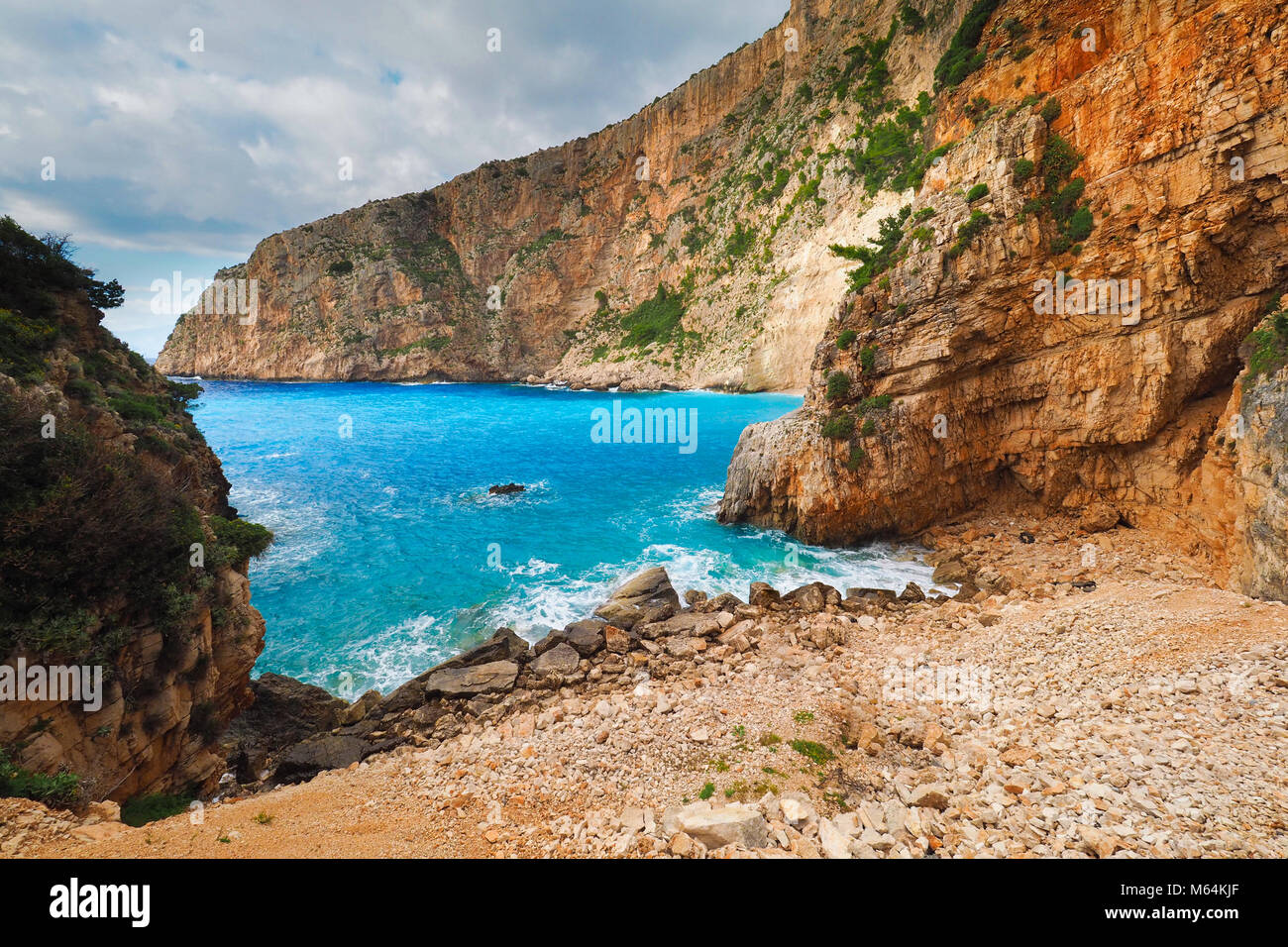 Plage à Zante Grèce avec les eaux bleu iconique et ciel d'été. Banque D'Images