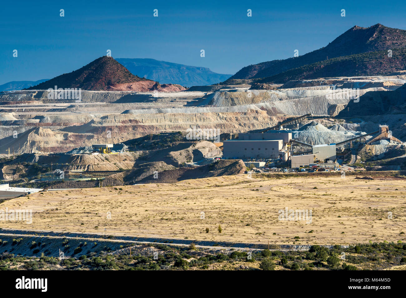 Pinto Valley Copper Mine, mine à ciel ouvert exploitée par Capstone Mining Corp, zone de restauration minière en premier plan, près de Miami, Arizona, USA Banque D'Images
