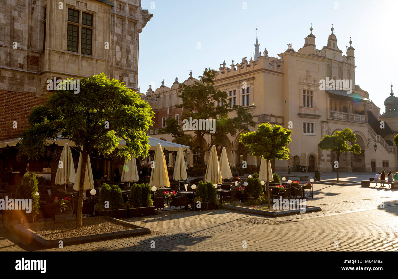 Hôtel de ville et halle aux draps sur la place principale de Cracovie, Pologne Banque D'Images