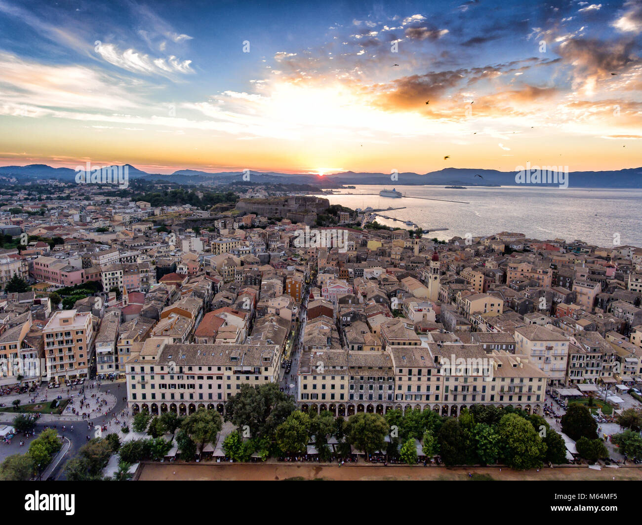 La ville de Corfou de soleil panoramique. Image aérienne du drone. Kerkyra capitale de l'île de la vieille ville. Banque D'Images