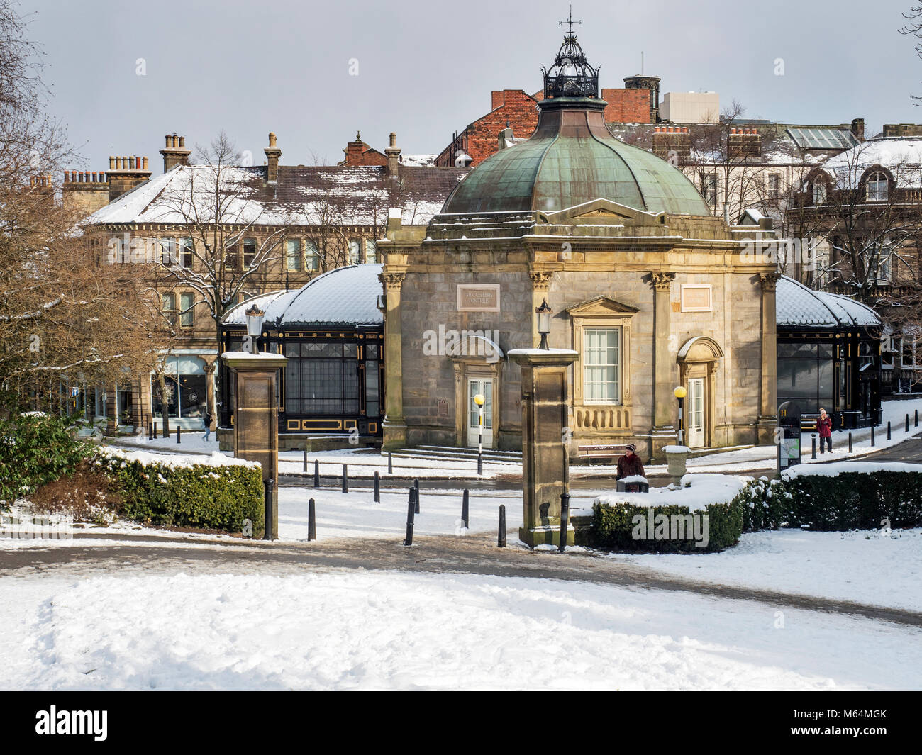 Le Royal Pump Room Museum à partir d'une vallée couverte de neige Jardins en Harrogate North Yorkshire Angleterre Banque D'Images