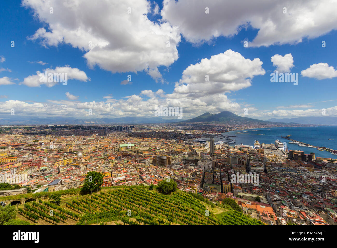 Vue panoramique de Naples dans les nuages Banque D'Images