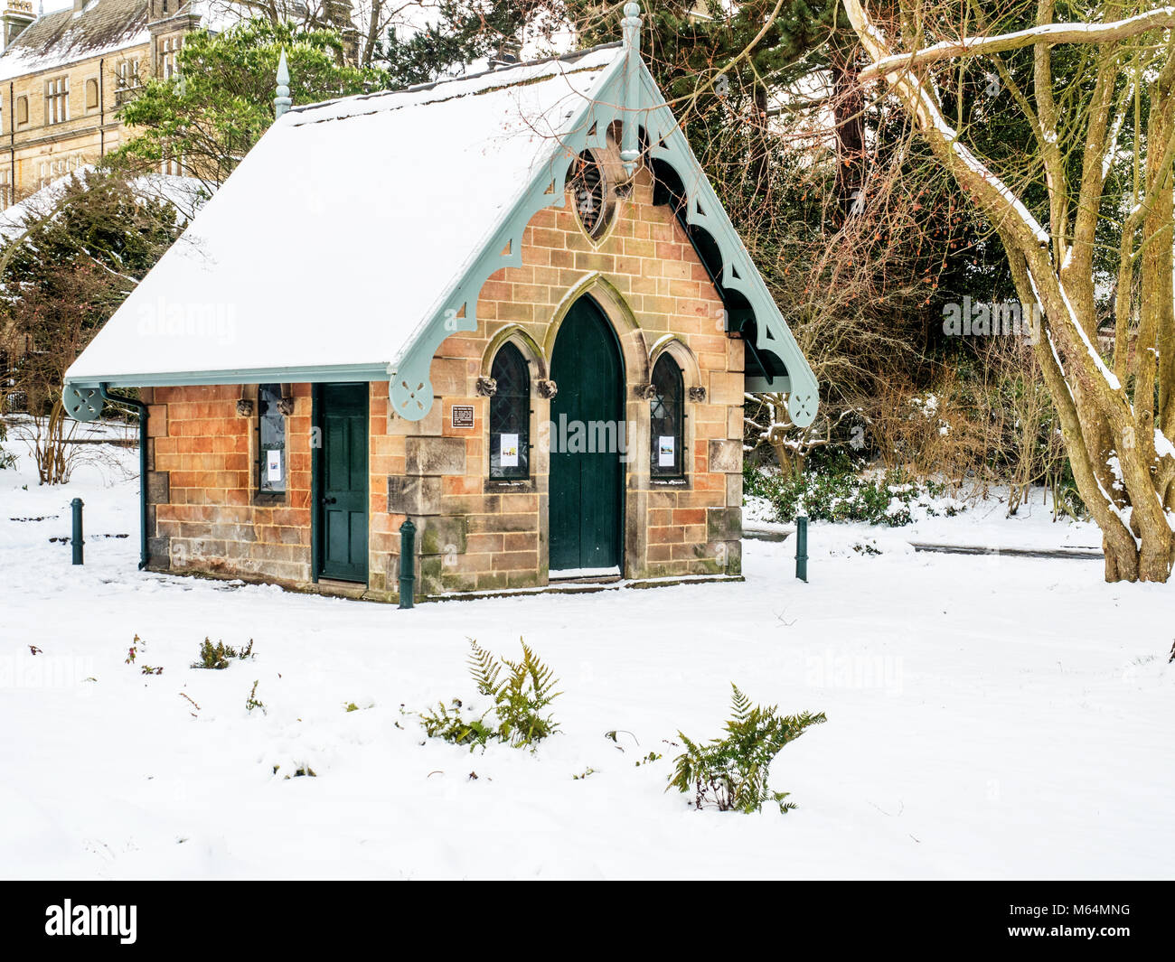 La salle des pompes et de magnésie dans la neige dans les jardins de la vallée à la Harrogate North Yorkshire Angleterre Banque D'Images