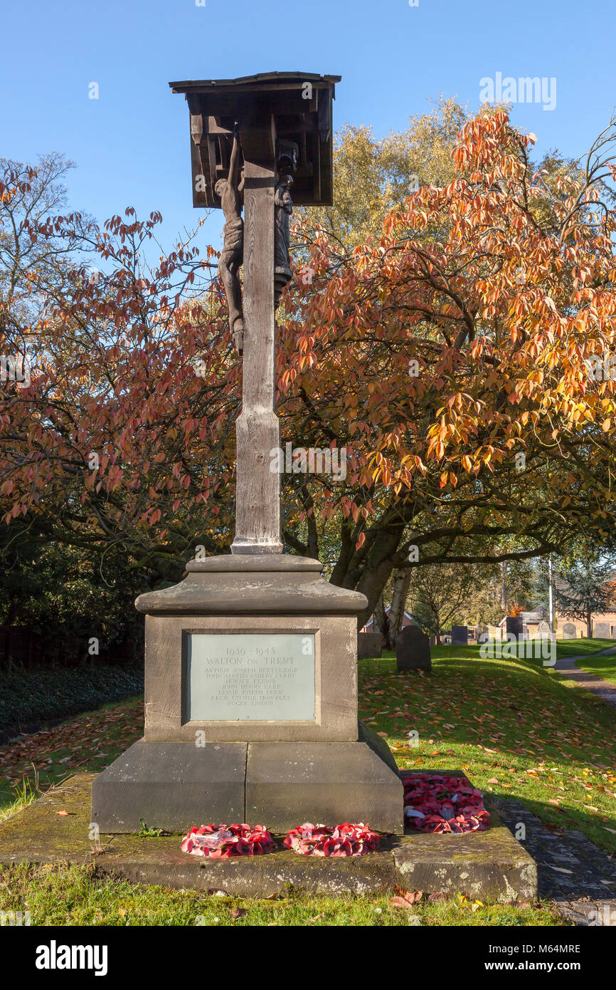 Crucifix sculpté dans le bois à l'église paroissiale de Saint Laurent, Walton sur Trent, Derbyshire, Royaume-Uni Banque D'Images