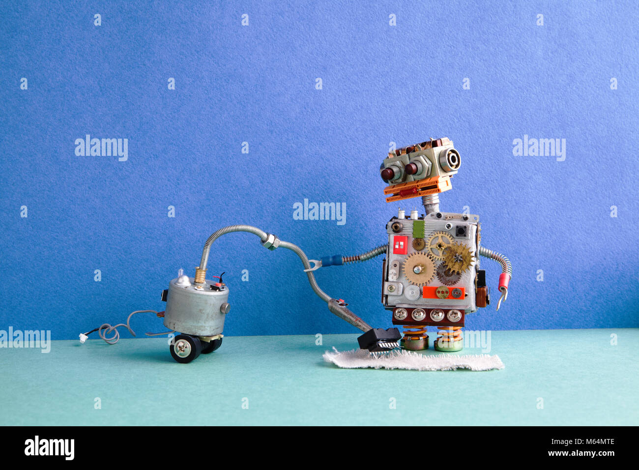 Robot Aspirateur nettoyeur. La conception créative de la machine de  nettoyage Nettoyage des jouets robotiques home, vert-de-chaussée mur  intérieur appartement bleu Photo Stock - Alamy