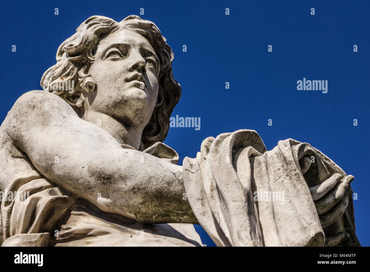 Détail de l'Ange avec l'habillement et les dés du sculpteur Paolo Naldini sur pont Sant'Angelo à Rome, Italie Banque D'Images