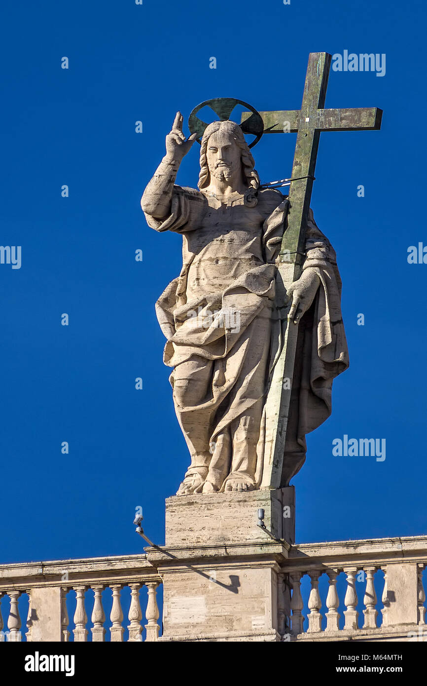 Vue de la statue du Christ Rédempteur sur la balustrade du baisilica de Saint Pierre à Rome Banque D'Images