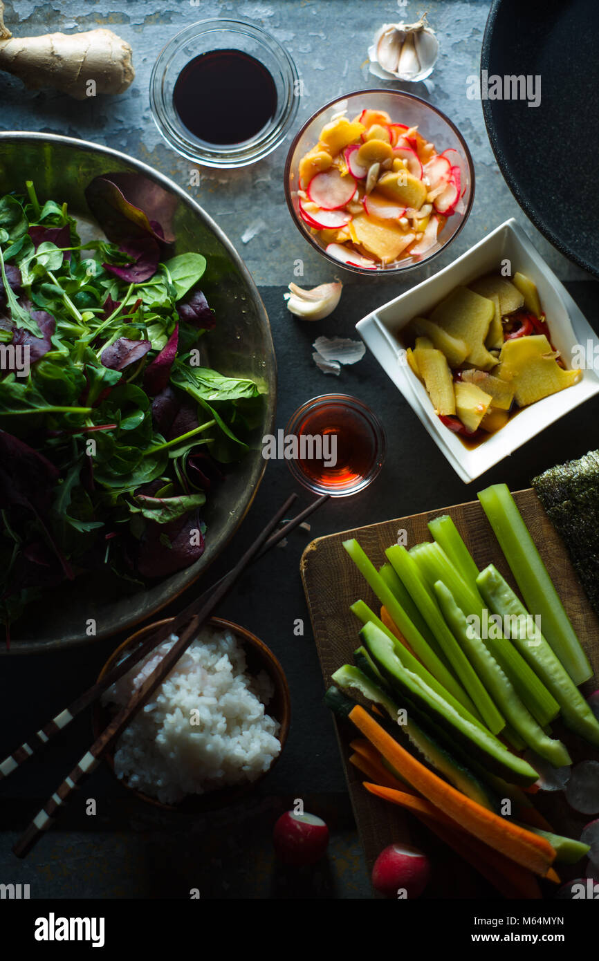 Wok, riz et légumes pour la cuisine sushi vue d'en haut. Verticale de la cuisine asiatique Banque D'Images