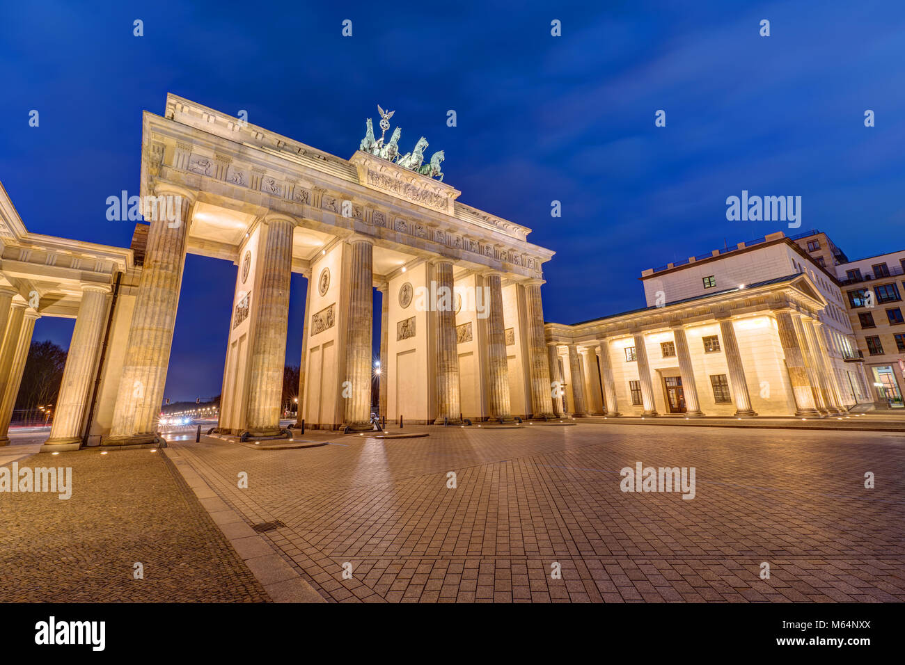 Vue nocturne de la célèbre Porte de Brandebourg à Berlin, Allemagne Banque D'Images