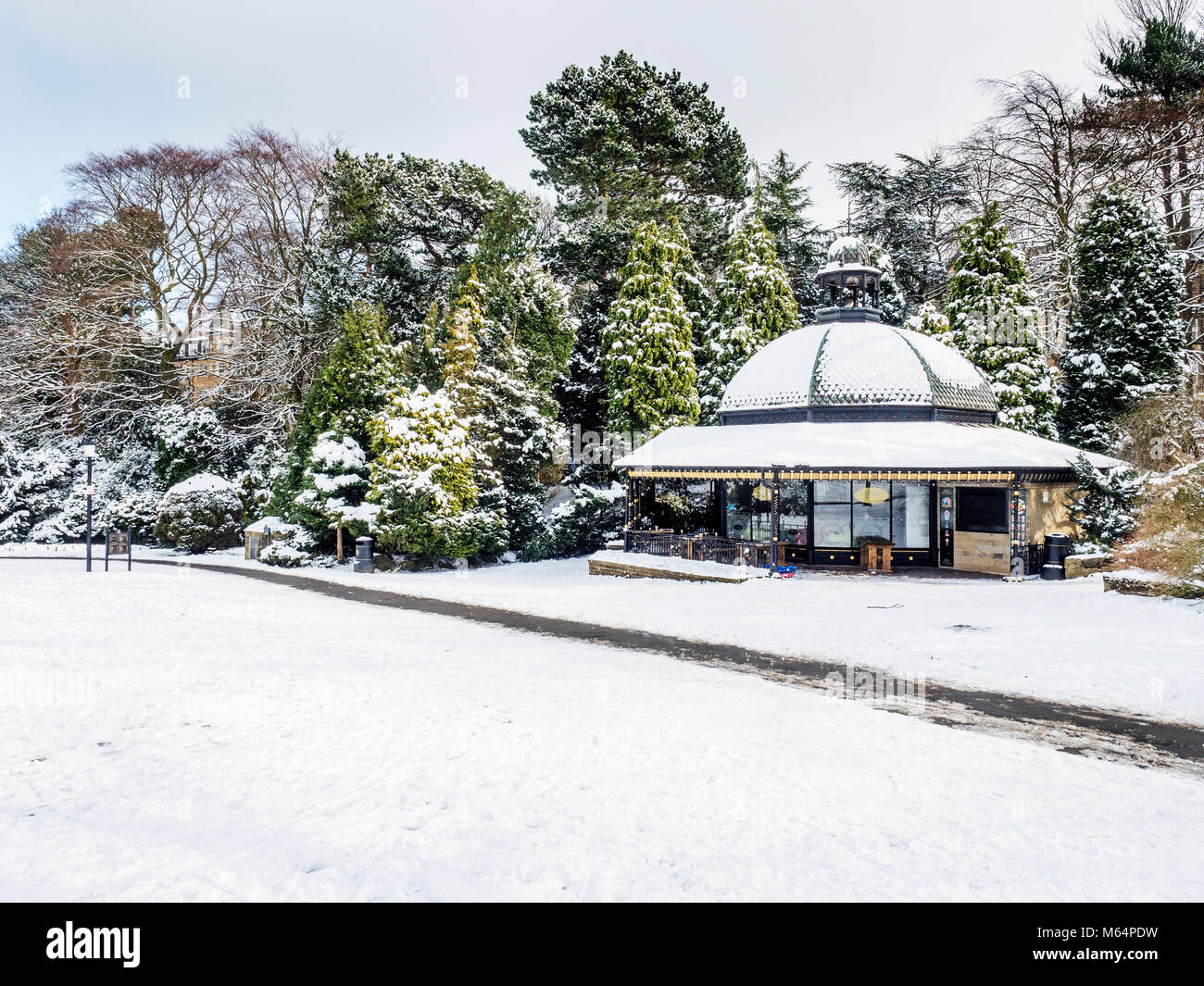 La neige a couvert la magnésie et Cafe à Valley Gardens à la Harrogate North Yorkshire Angleterre Banque D'Images