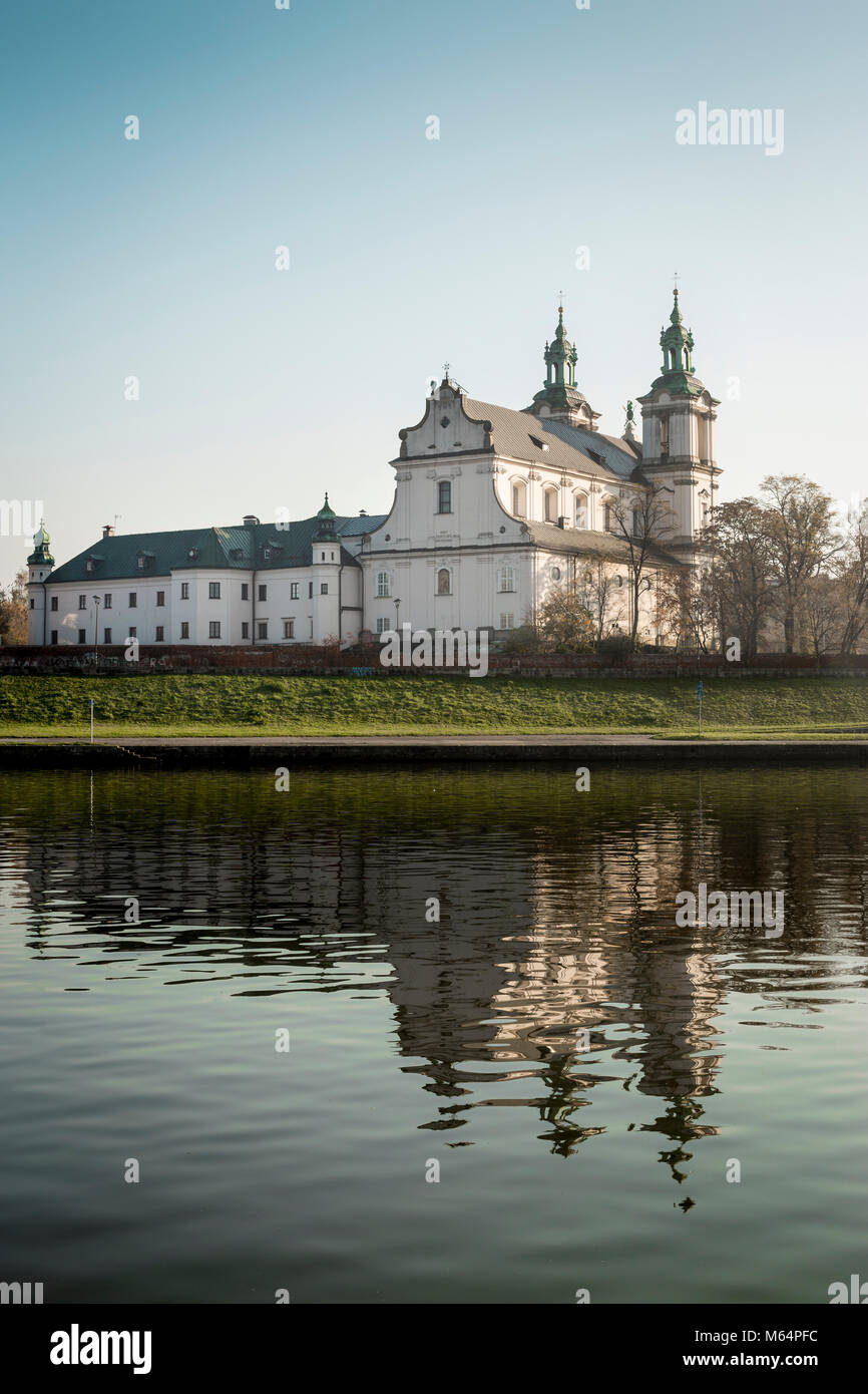 Ancienne église de Cracovie à la rivière Vistule, Pologne Banque D'Images