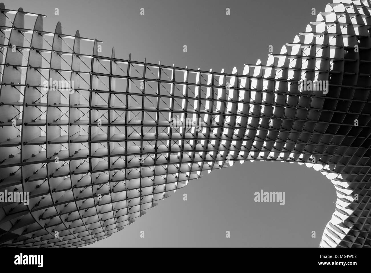 Une vue d'architecture funky à Séville, Espagne en noir en blanc Banque D'Images