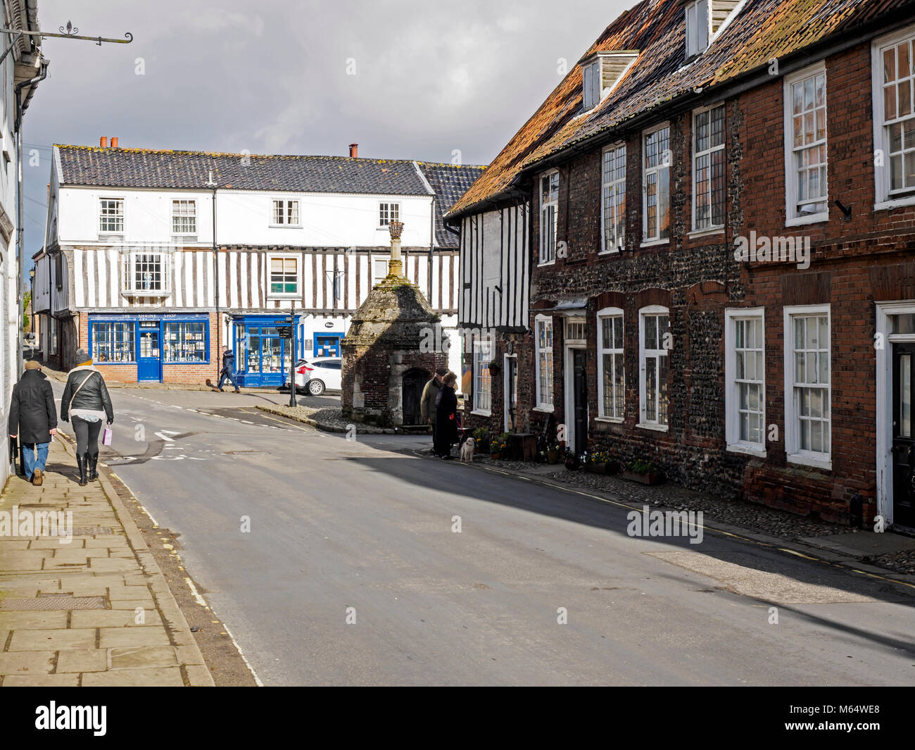 Vue depuis la rue principale vers un lieu commun dans le pittoresque village de North Norfolk Little Walsingham, célèbre pour son sanctuaire marial. Banque D'Images