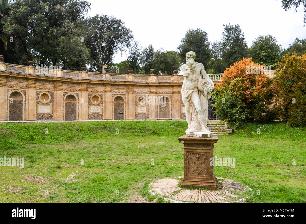 En ruine antique statue en parc de Rome, Italie Banque D'Images