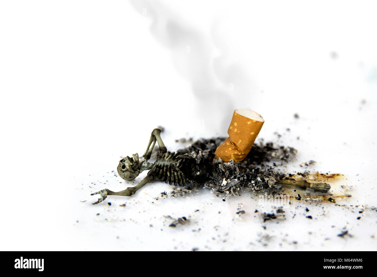 La Journe mondiale sans tabac sur fond blanc : fuse cigarettes cendres  brler les ossements humains. Communiquer avec des personnes qui fument.  Est prt  tre brl comme morte c Photo Stock -