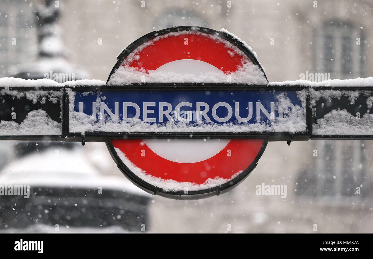 La neige se pose sur une affiche à l'extérieur du métro de Londres Piccadilly Circus tube station, comme le poids de la neige et des conditions sous-zéro de la Grande-Bretagne, ont brisé les routes, les chemins de fer et les aéroports, avec des retards et des annulations. Banque D'Images