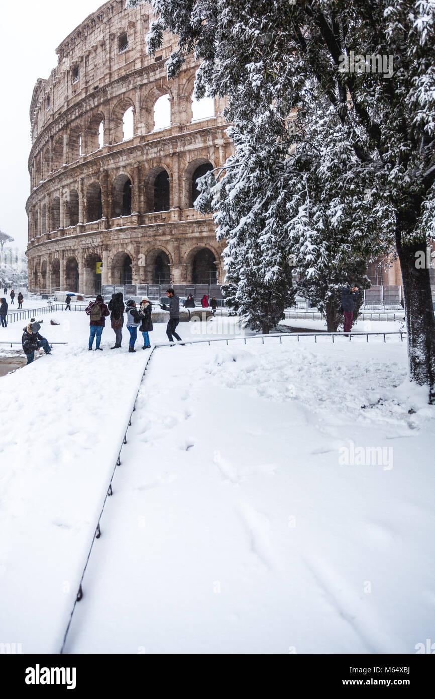 Un Beau Jour De Neige A Rome Italie 26 Fevrier 18 Une Belle Vue Sur Le Colisee Sous La Neige Photo Stock Alamy