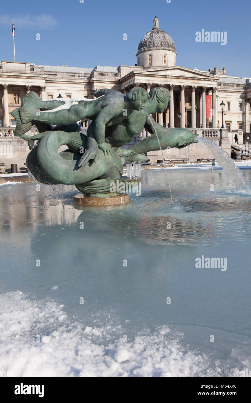 Neige sur Trafalgar Square et la National Gallery et de glaçons sur les fontaines. Banque D'Images