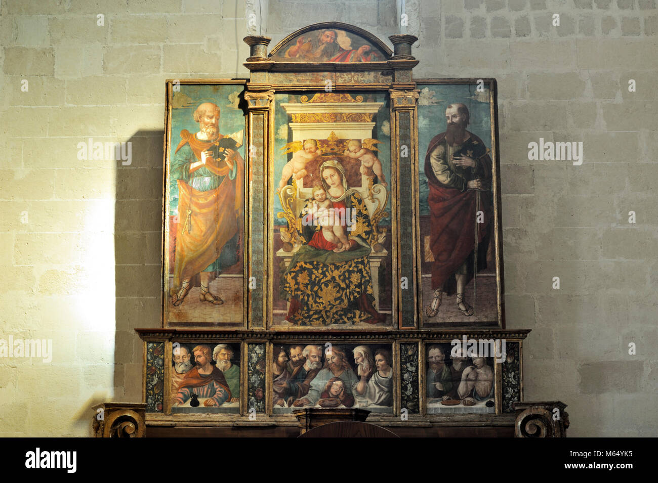 Italie, Basilicate, Matera, église de San Pietro Caveoso, polyptyque sur l'autel (AD 1540), 'Madonna con Bambino tra i santi Pietro e Paolo' Banque D'Images