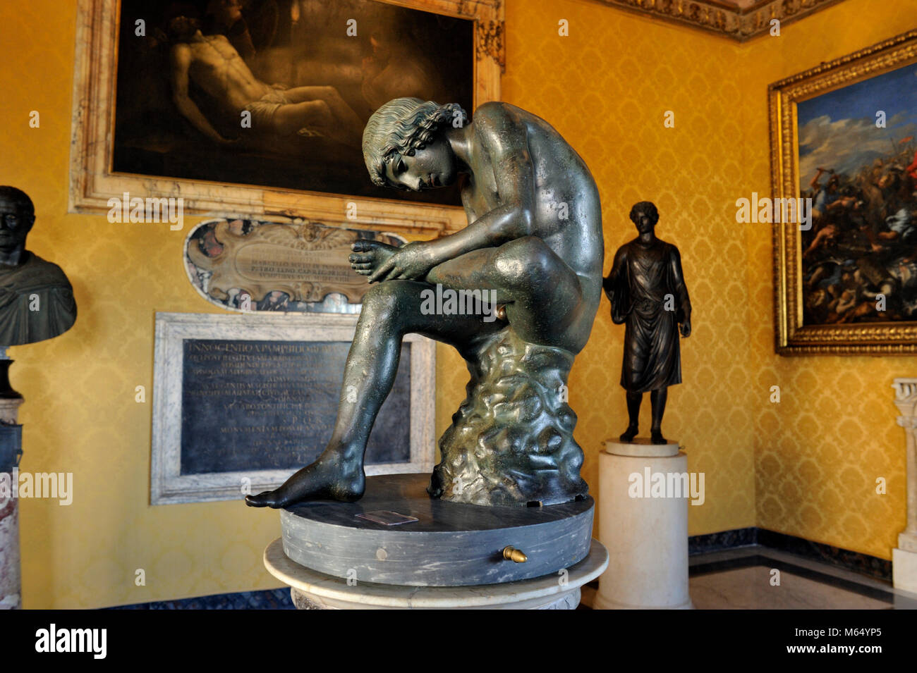 Italie, Rome, musées du Capitole, Musei Capitolini, Palazzo dei Conservatori, Sala dei Trionfi, Spinario, sculpture romaine en bronze (Ier siècle av. J.-C.) Banque D'Images