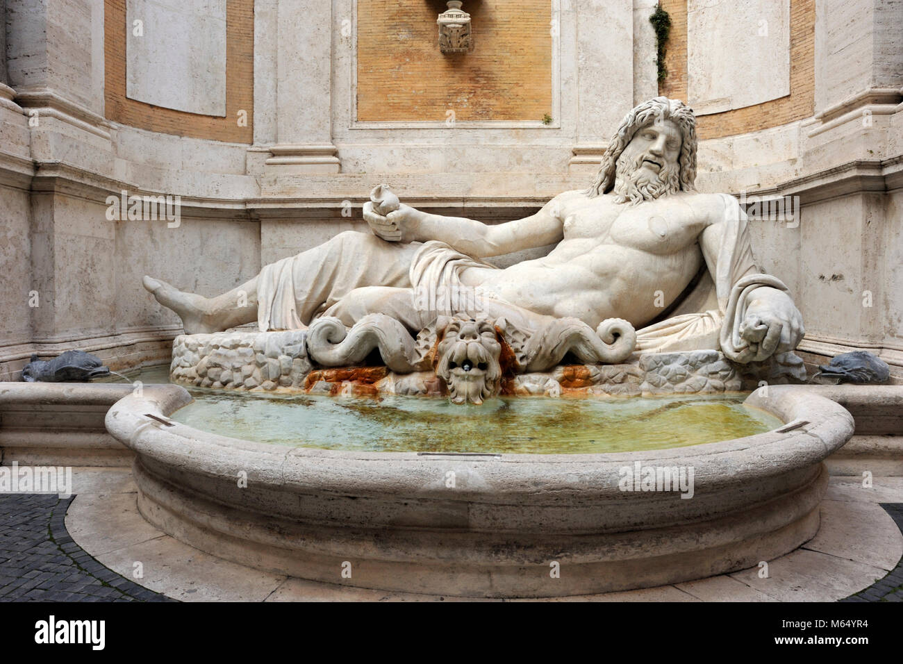 Italie, Rome, musées du Capitole, Musei Capitolini, Palazzo Nuovo, Cour, Marforio (Marphure) statue romaine et fontaine baroque Banque D'Images