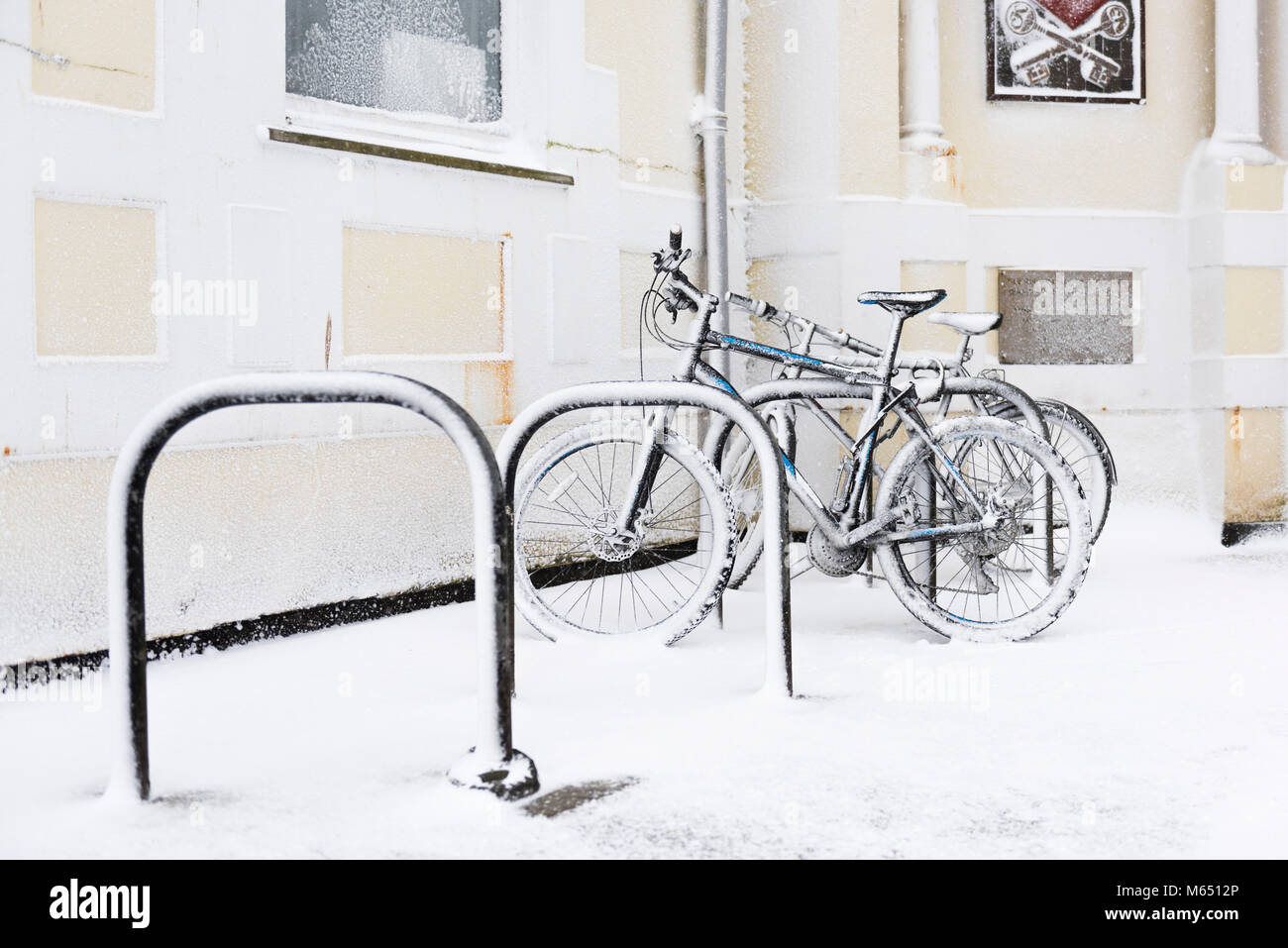 Vélos couvert de neige - Falmouth, Cornwall, United Kingdom Banque D'Images