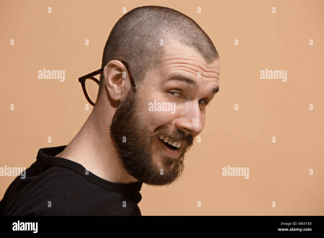 L'homme aux yeux de strabisme avec expression bizarre isolé sur des tons pastel Banque D'Images