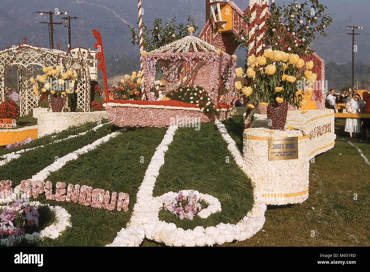 Avis des visiteurs d'admirer les fleurs de façon complexe de la scène gondole Standard Oil Company splendeur vénitienne de flottement, lauréat du Prix Spécial du juge, à la vitrine publique à la suite de la Parade des Roses de tournoi 1956, à Pasadena, Californie, 1956. () Banque D'Images